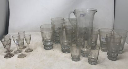 null Lot de verrerie comprenant une carafe et des verres du même modèle