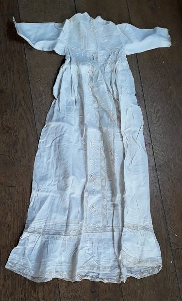 null Robe de baptême, linon brodé et incrustation de dentelle

Vers 1900 (tache)...