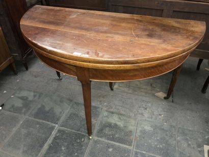 null Table demi-lune en bois naturel formant table ronde, pieds à roulettes

XIXe...