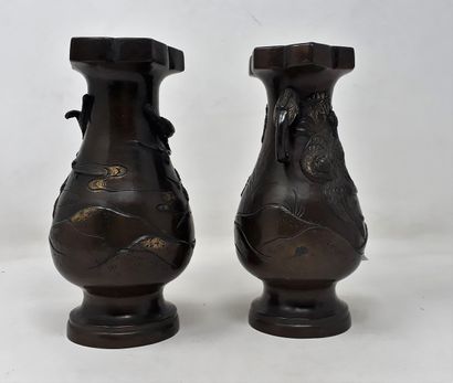 null Deux vases en bronze à décor de d'oiseaux branchés, lèvre en forme de fleur,...