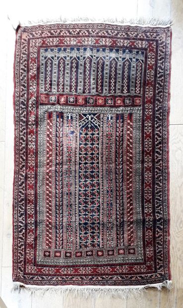null Tapis Turkménistan, en laine à fond bleu et décor de bandes à décors géométriques

142...