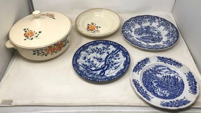 null Lot of dishes including: 

- six decorative earthenware plates with polychrome...