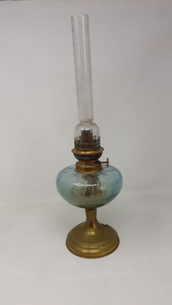 null Lampe à pétrole en verre bleu et laiton

H.: 26 cm (sans la cheminée)