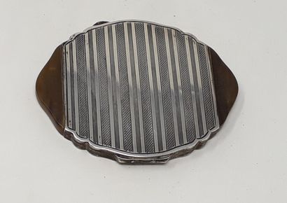 null Poudrier en métal et corne de forme oblongue

L.: 10 cm