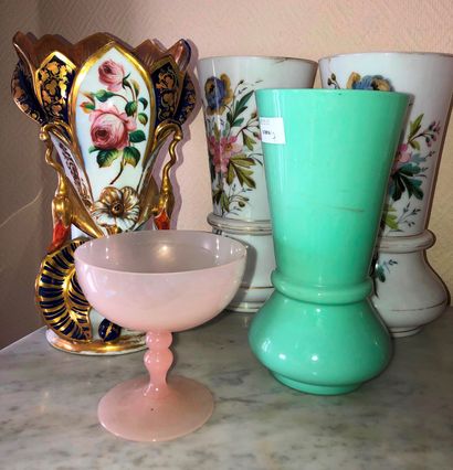 null Lot comprenant : une paire de vases en verre opalin blanc à décor polychrome...