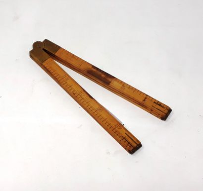 null Petite régle pliante en bois et laiton

L.: 16 cm (fermée); 31 cm (ouverte)