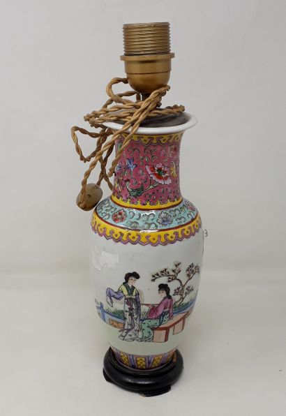 null Vase en porcelaine à décor polychrome de personnages

Chine, travail moderne

H....