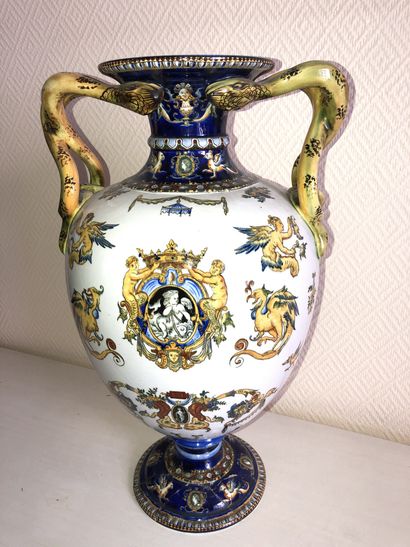 null Vase médicis en faience de Gien, à décor de grotesques dans le goût de la Renaissance

H.:...