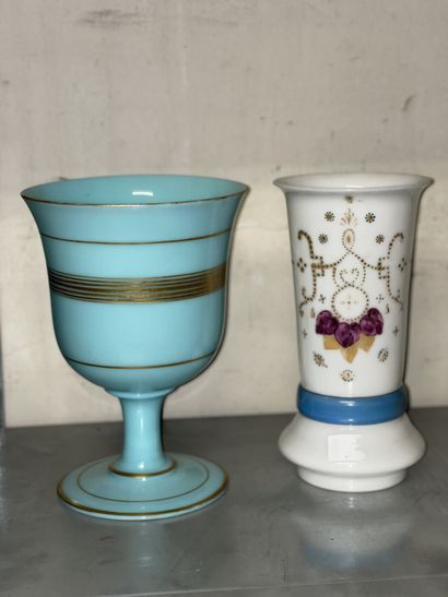 null Lot comprenant:

- coupe en opaline turquoise et or, XIXe siècle

- vase cornet...