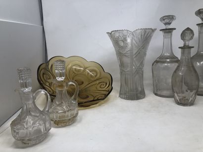 null Glass set including: 

- Pyrex medicine jar, 

- glass bowl pressed-molded amber...