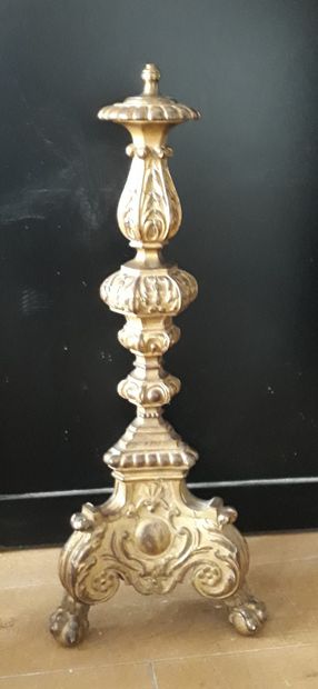 null Pique-cierge tripode en bois sculpté doré

XVIIIe siècle

H.: 70 cm (petits...