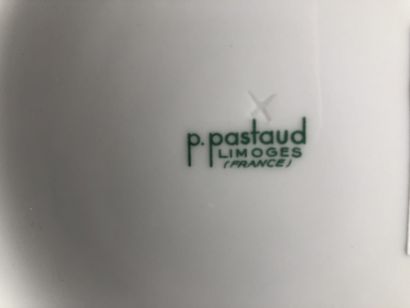 null P. Pastaud, Limoges - Partie de service de table en porcelaine à décor de gerbes...