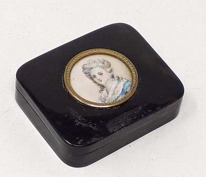 null Boite en écaille incrustée d'une miniature "portrait de femme"

Vers 1900

2...