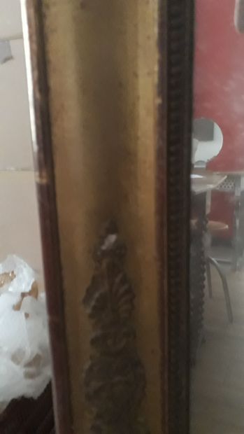 null GLACE en bois et stuc doré mouluré

XIXe siècle

124 x 91 cm (accidents et ...