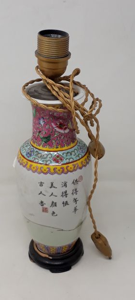 null Vase en porcelaine à décor polychrome de personnages

Chine, travail moderne

H....