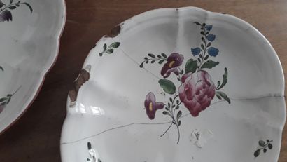 null Jatte ovale en faience à décor polychrome d'un jeté de fleurs, bord contours

XVIIIe...