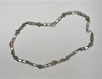Necklace with round and faceted green aventurine...