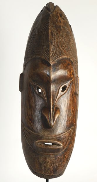 null Mask in the style of the productions of the Middle Sepik. Patinated wood.

...