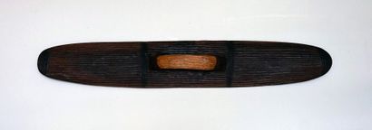 null BOUCLIER / WUNDA SHIELD in hard wood with vertical incised lines on one side...