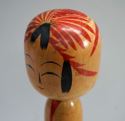  KOKECHI doll : traditional doll in natural wood with floral decoration in red. Signed...