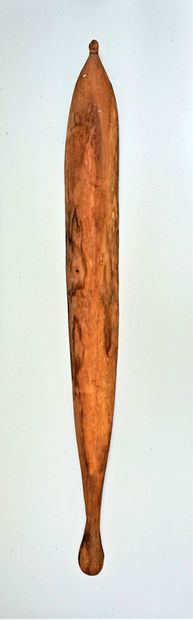 null PROPULSEUR DE LANCE / WOOMERA en bois avec un trou d'1/2 cm à 49 cm du manche....