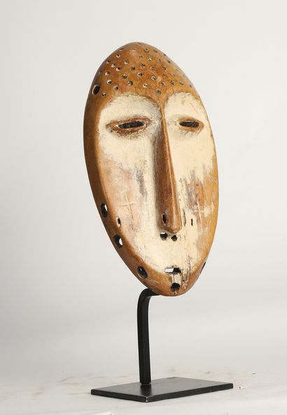 null Mask of a rank with a long nose and almond-shaped eyes. Wood and kaolin, old...