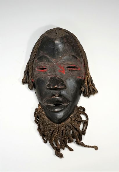 null Dan style mask in patinated wood and fabric

31x14x7cm