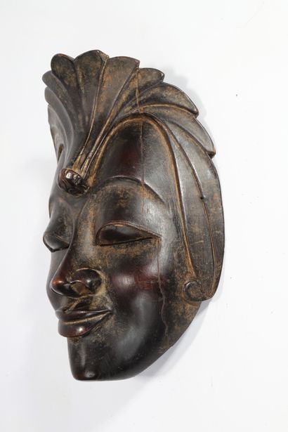 null Mask presenting a smiling face, almond-shaped eyes, wearing a feathered headdress...