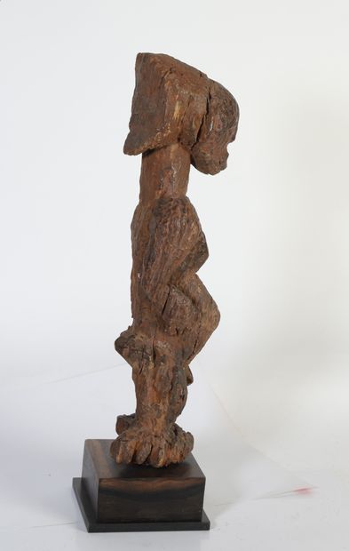 null Anthropomorphic statuette presenting a standing male figure. Wood very eroded...