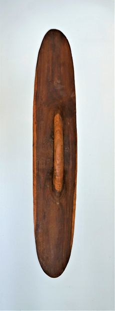  BOUCLIER / WUNDA SHIELD en bois dur à décor de chevrons incisés bicolores à l'ocre...