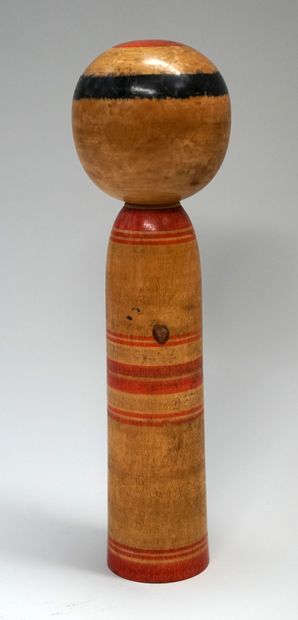  Poupée KOKECHI : poupée traditionnelle en bois verni à décor de bandes et feuillage...
