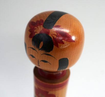 null Poupée KOKECHI : poupée traditionnelle en bois verni à décor floral en rouge...