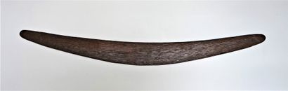  BOOMERANG in hardwood with incisions in registers on one side and parallel on the...