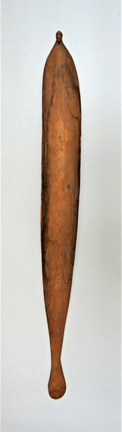  PROPULSEUR DE LANCE / WOOMERA en bois avec un trou d'1/2 cm à 49 cm du manche. Ergot...