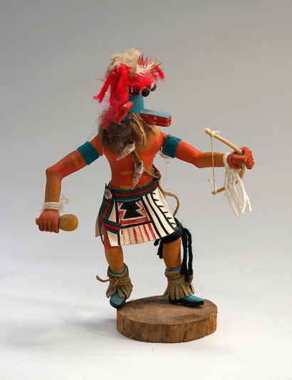 null Poupée KACHINA "Tuskiapaya" décorative présentant un danseur en costume traditionnel...