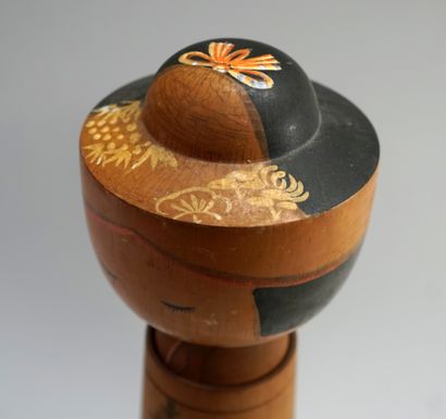 Poupée KOKECHI : poupée traditionnelle en bois naturel et bois verni. Idéogrammes...