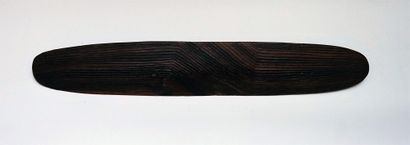 BOUCLIER / WUNDA SHIELD en bois dur à décor de lignes incisées verticales sur un...