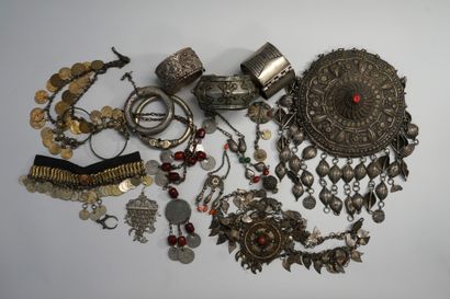  Set of ethnic jewelry from North Africa in silver metal, metal, and various beads...