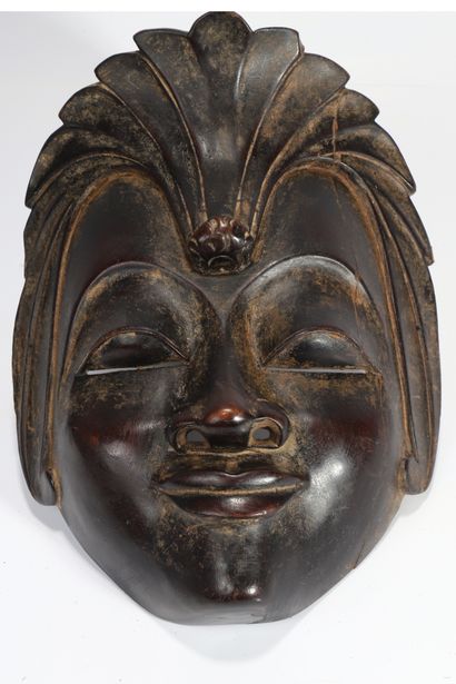 Mask presenting a smiling face, almond-shaped...