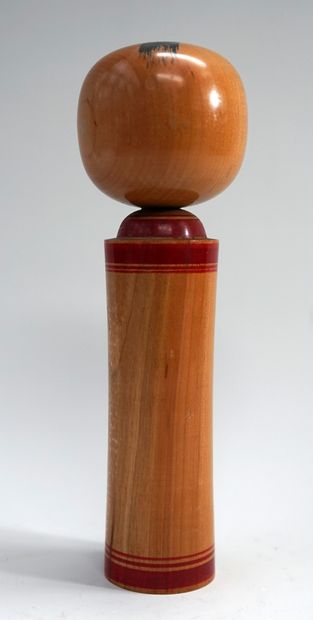 null Poupée KOKECHI : poupée traditionnelle en bois verni à décor floral en rouge...