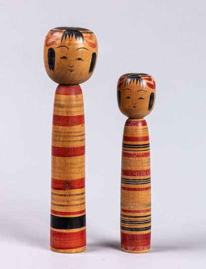  Poupée KOKECHI : 2 poupées traditionnelles en bois naturel à décor de bandes horizontales...