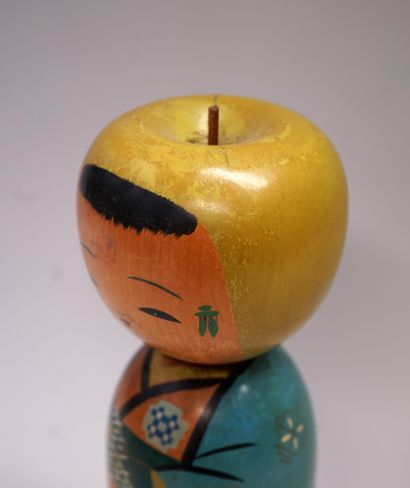  Poupée KOKECHI : poupée traditionnelle en bois verni et laqué présentant un personnage...