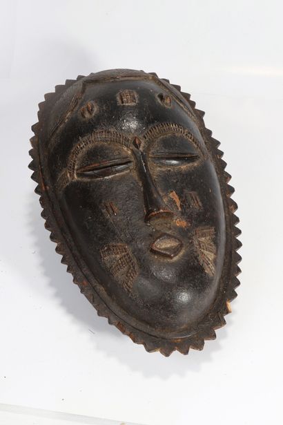 Masque de style Baoulé en bois patiné 
30x18x8cm