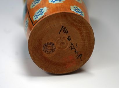 null Poupée KOKECHI : poupée traditionnelle en bois verni et laqué présentant un...