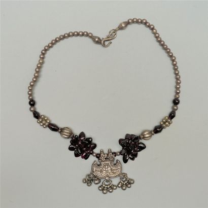  Necklace in silver min 800/°° composed of silver balls interspersed with pink garnet...