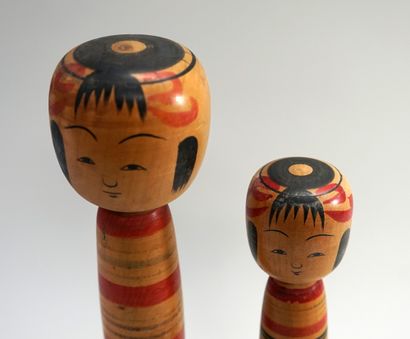 null Poupée KOKECHI : 2 poupées traditionnelles en bois naturel à décor de bandes...