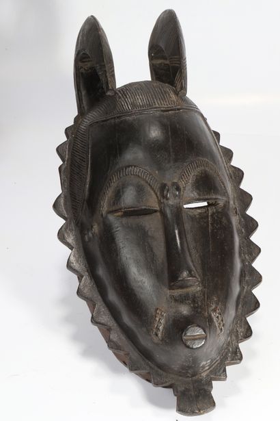 Yaoure style mask in patinated wood.

30...