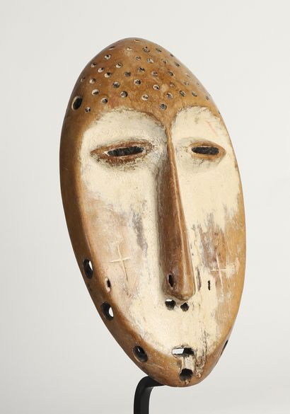 null Masque de grade au nez longiligne et yeux en amande. Bois et kaolin, ancienne...