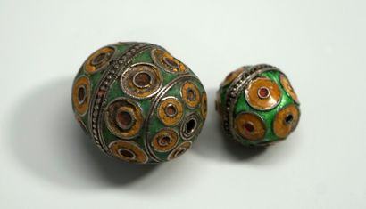 null Set of two silver beads low title to geometric decoration enamelled yellow and...
