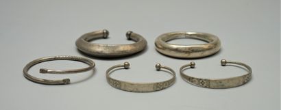 null Set of three rigid open metal bracelets. North Africa.

Two curved silver bracelets...
